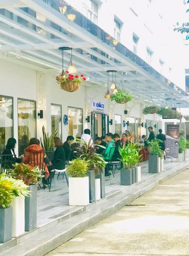 Không gian nhà hàng ấm cúng và sang trọng