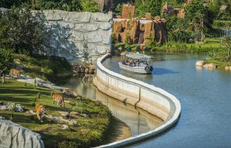 Thảnh thơi du ngoạn trên sông và chiêm ngưỡng nhiều loài động vật quý hiếm tại River Safari khi đến VinWonders Nam Hội An