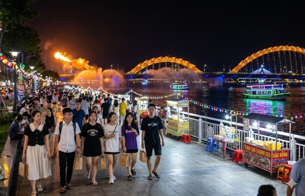 Tận hưởng trọn vẹn buổi tối với lịch trình tham quan các biểu tượng du lịch gần đó