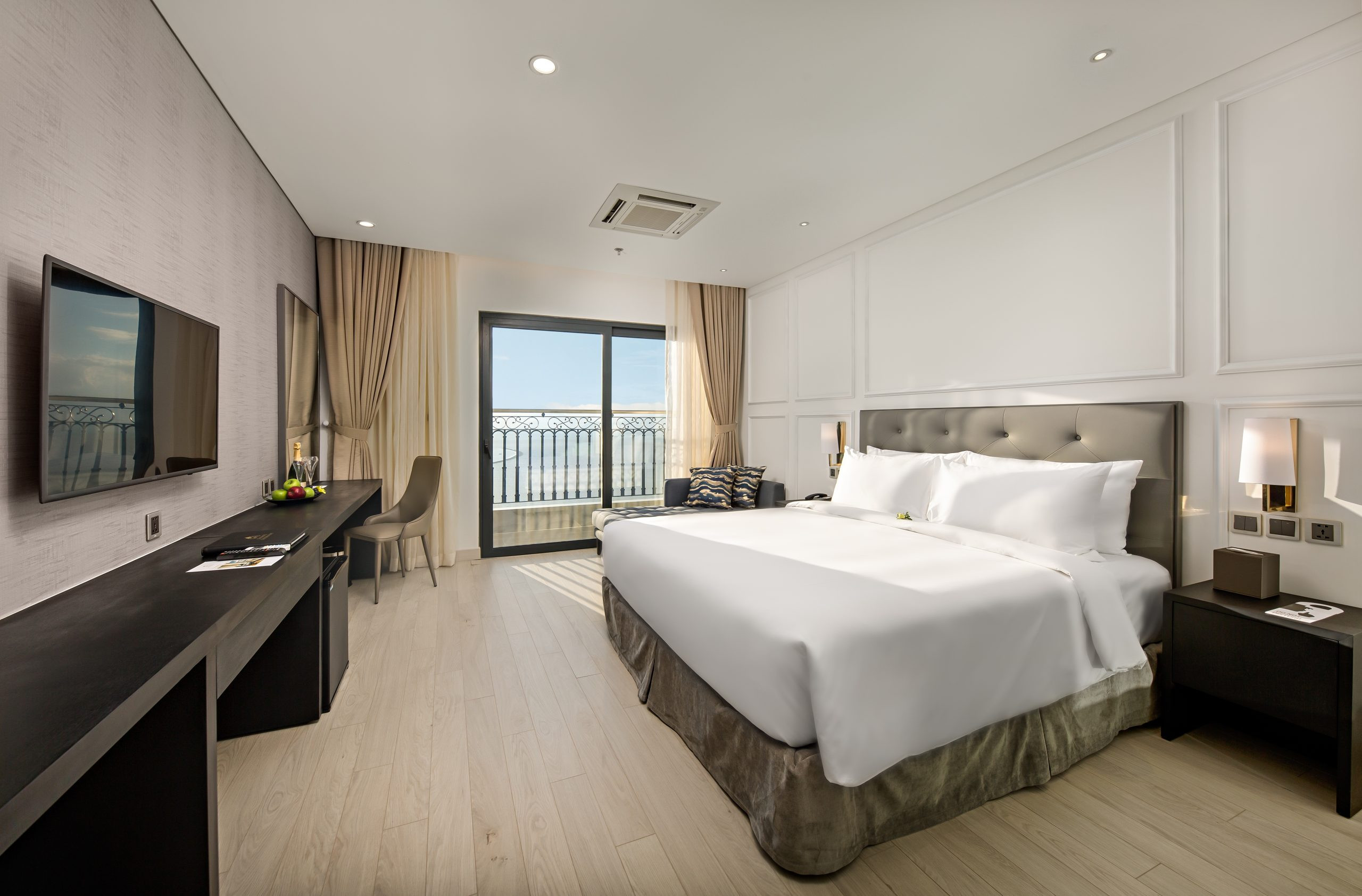 Phòng Deluxe tại Wyndham Danang Golden Bay với nội thất sang trọng