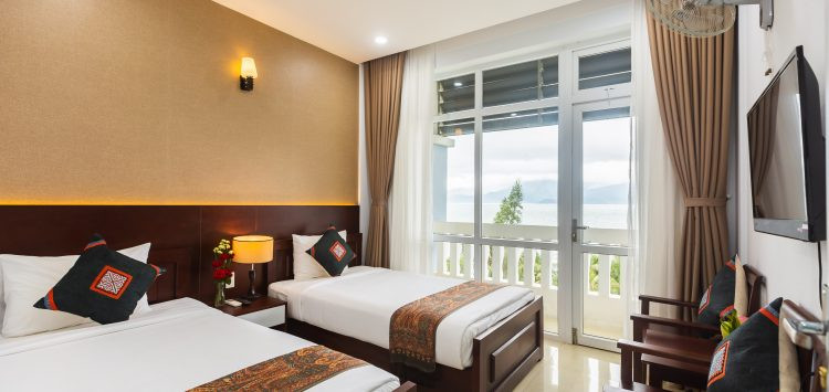 Phòng Navy Deluxe Twin Ocean với hai giường đơn và view biển