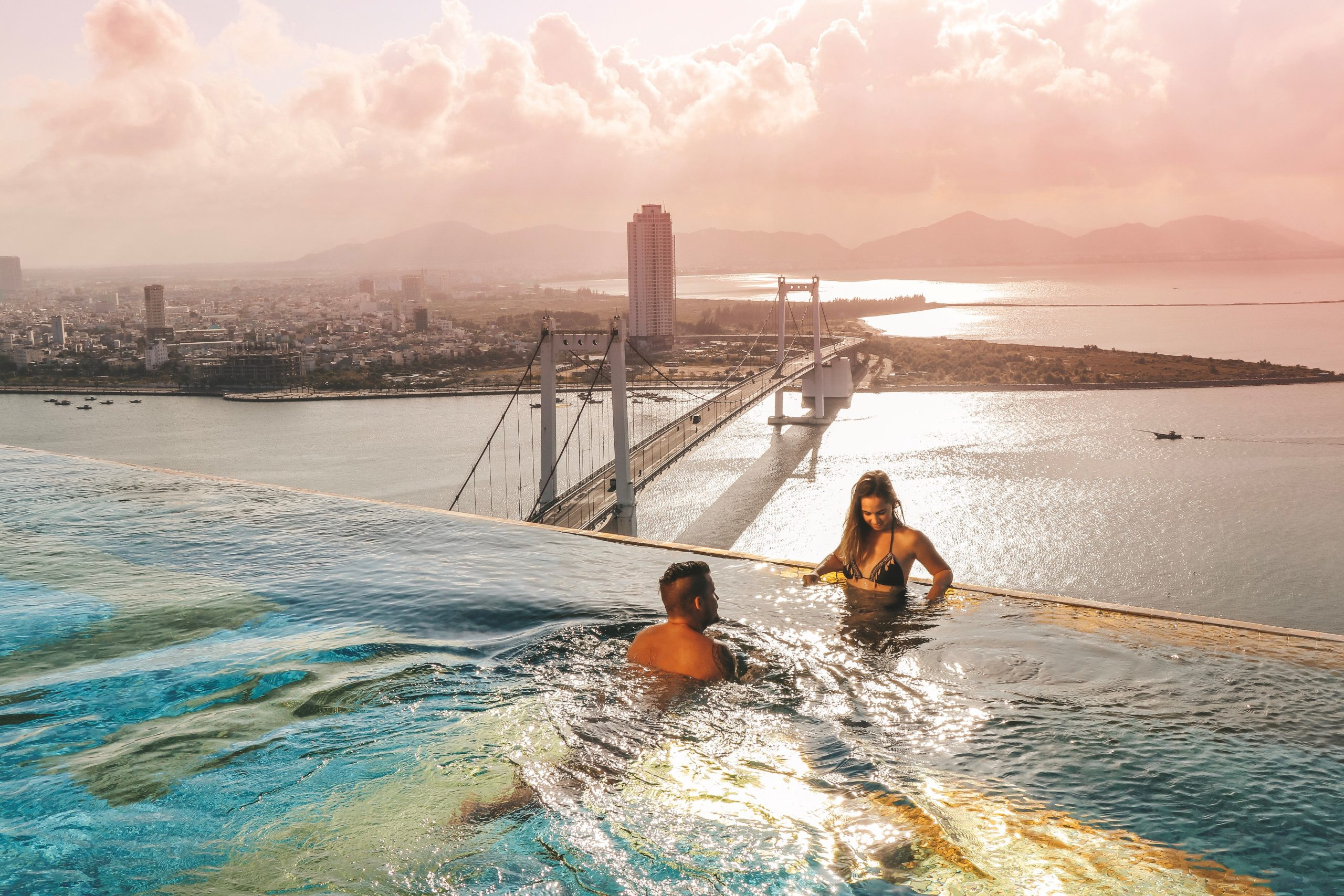 Wyndham Danang Golden Bay: Biểu Tượng Sang Trọng Dát Vàng Giữa Lòng Đà Nẵng