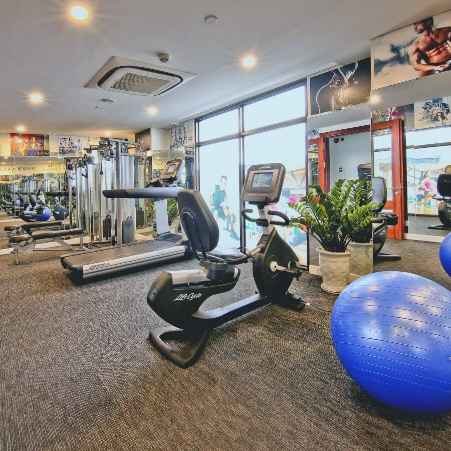 Hình ảnh phòng tập Fitness với các thiết bị tập luyện hiện đại.