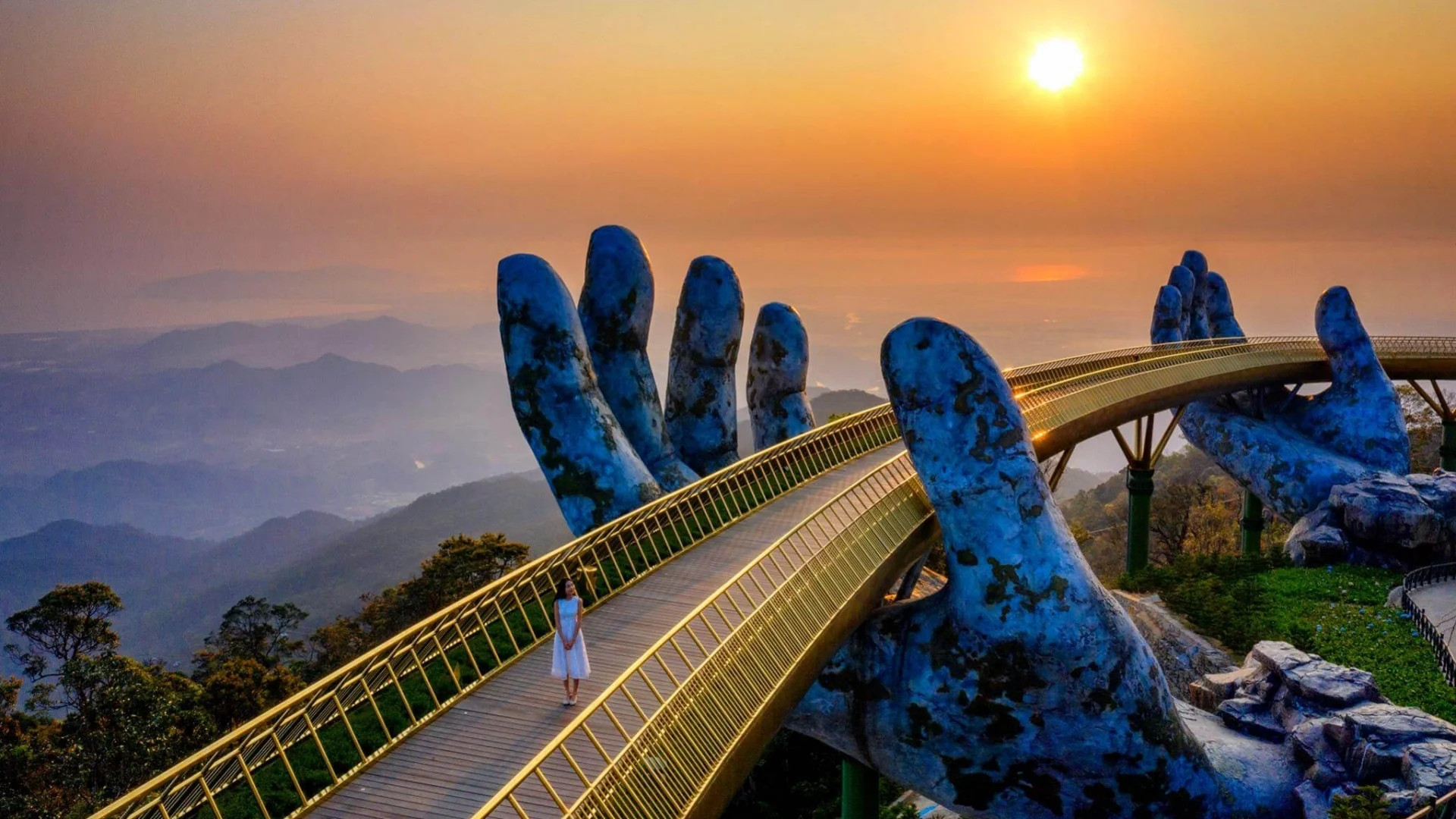 Cầu Vàng biểu tượng của Đà Nẵng
