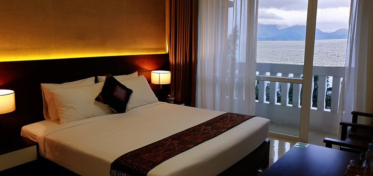 Phòng Navy Deluxe Double Ocean với giường đôi lớn và view biển