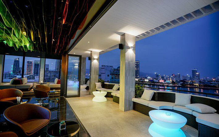Dragon Bar nhìn ra sông Hàn và Cầu Rồng