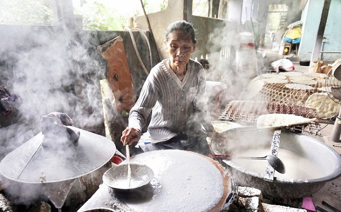 Cảnh người dân phơi bánh tráng dưới ánh nắng