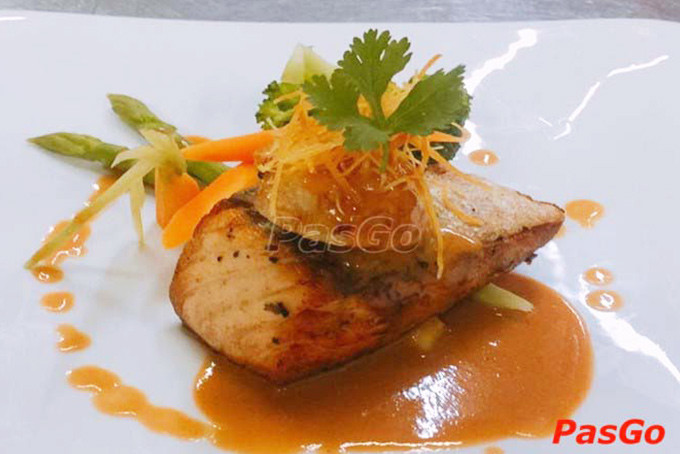 Cá hồi tươi ngon được chế biến đẹp mắt