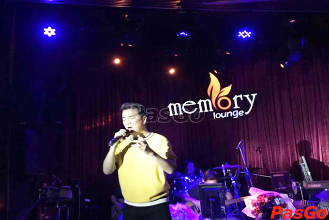 Ca sĩ Đàm Vĩnh Hưng biểu diễn tại Memory Lounge
