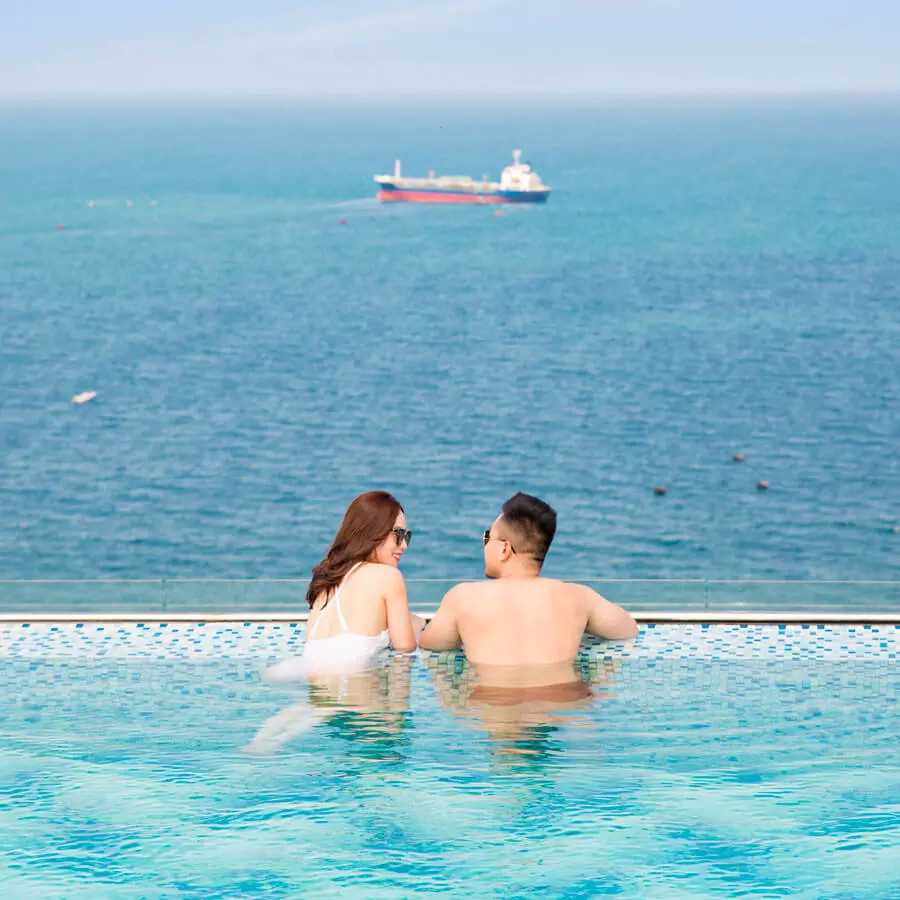 Toàn cảnh hồ bơi vô cực tại Mandila Beach Hotel với tầm nhìn ra biển.
