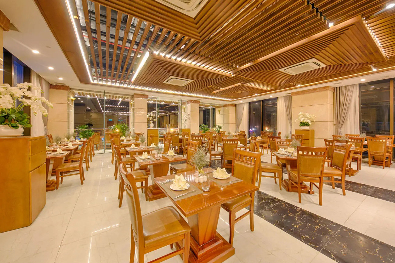 Không gian nhà hàng The Wooden House với bàn ăn được bày biện sẵn sàng cho bữa sáng.