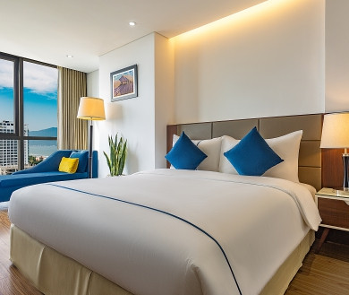 Phòng Suite Double với cửa sổ rộng nhìn ra biển và thành phố