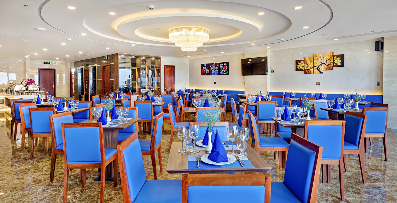 Hồ bơi vô cực trên tầng thượng của Alisia Beach Hotel