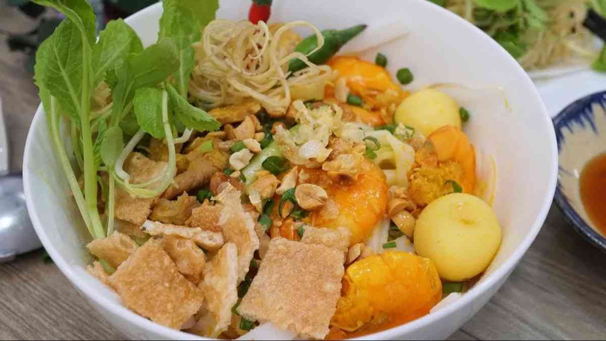 Mì Quảng gà tại Mì Quảng Huệ