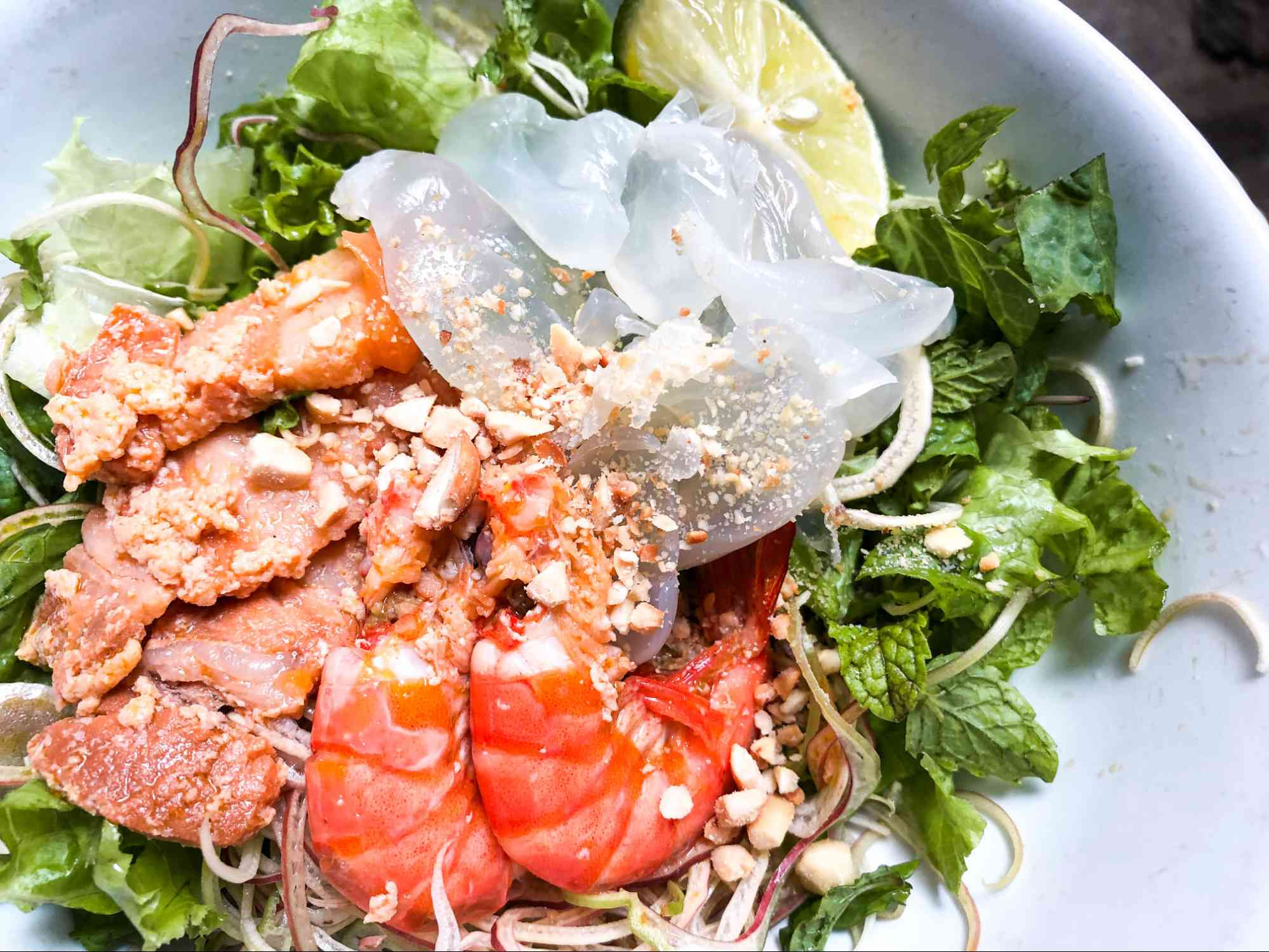 Mì Quảng tôm, thịt, chả sứa tại Mì Quảng Bà Lữ