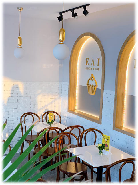Bàn ghế Thonet và Venus hài hòa với không gian quán