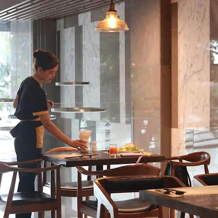 Khu vực lounge chung tại Avora Hotel, nơi du khách có thể thư giãn.