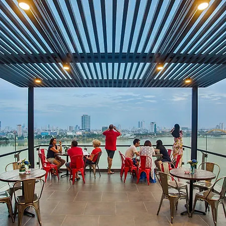 Khung cảnh sông Hàn thơ mộng nhìn từ Avora Hotel.