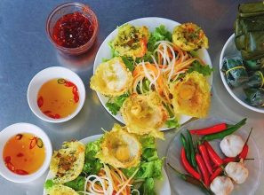 Thưởng thức bánh căn Đà Nẵng cùng rau sống và nước chấm đặc trưng