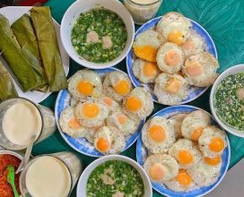 Những chiếc bánh căn được chiên vàng giòn, trứng chín tới tại quán Cô Mỹ