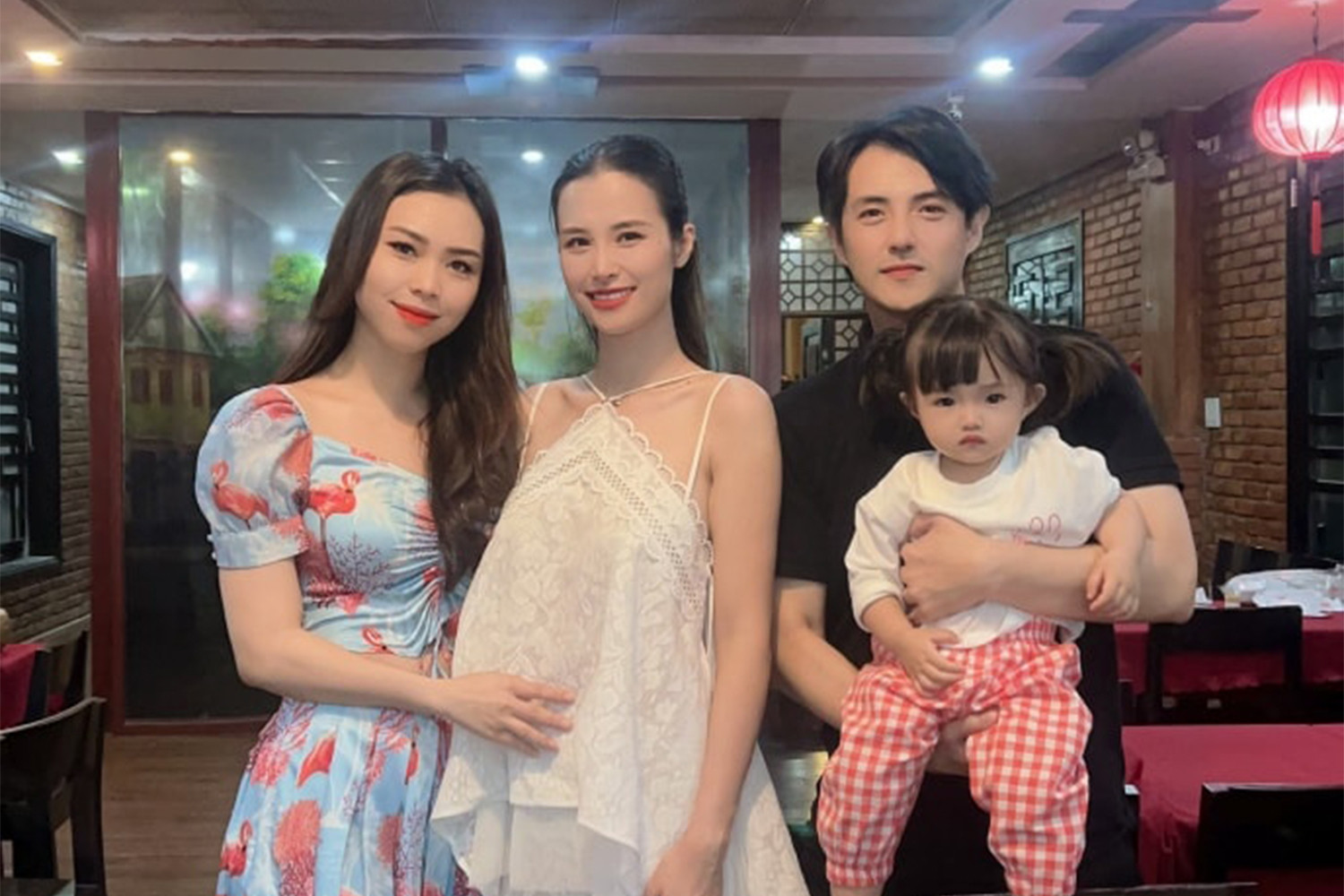 Cơm niêu nóng hổi tại Nhà Đỏ