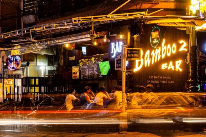 Bamboo Bar Đà Nẵng có không gian linh hoạt vừa giải trí vừa thưởng thức âm nhạc