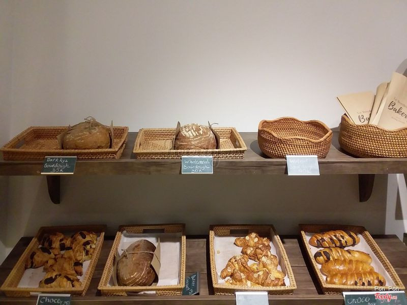 Quầy bánh cực kỳ bắt mắt tại Le Bordeaux Bakery