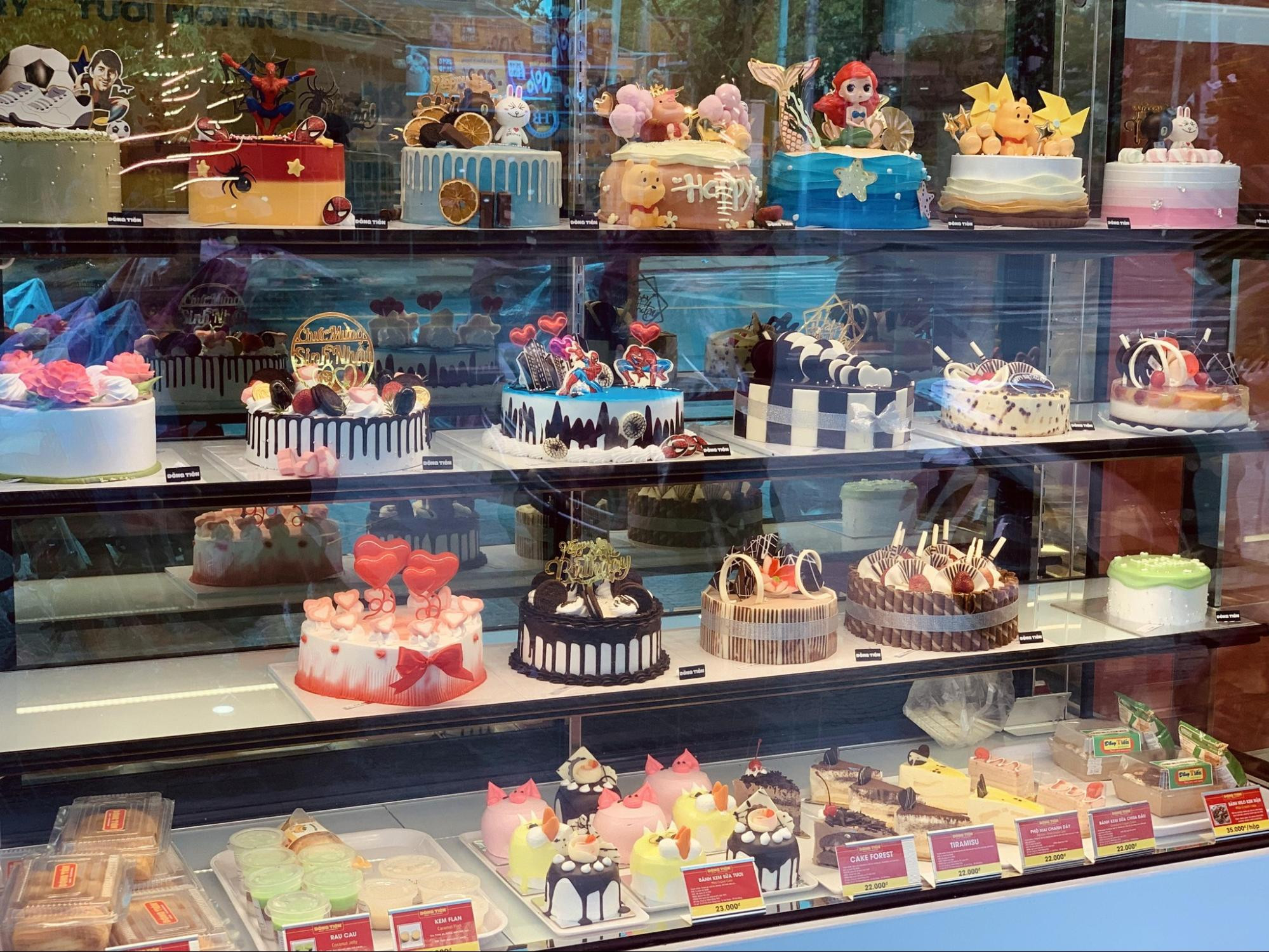 cách bài trí bánh kem của Đồng Tiến Bakery thu hút ánh nhìn của nhưng tín đồ hảo ngọt