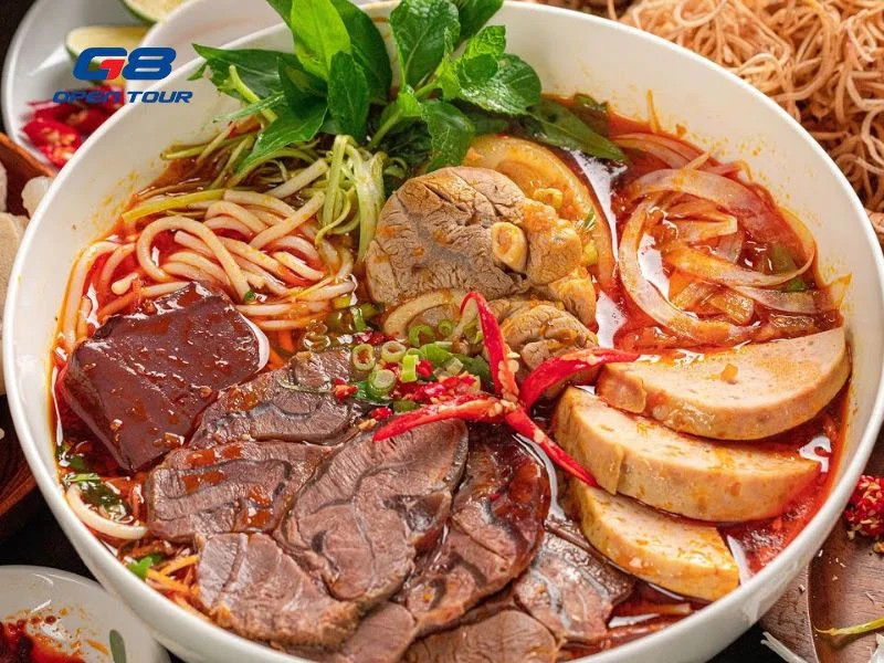 Bát bún bò Huế nóng hổi, hấp dẫn