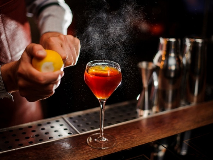 Du khách thưởng thức đồ uống tại bar Vinpearl Hội An