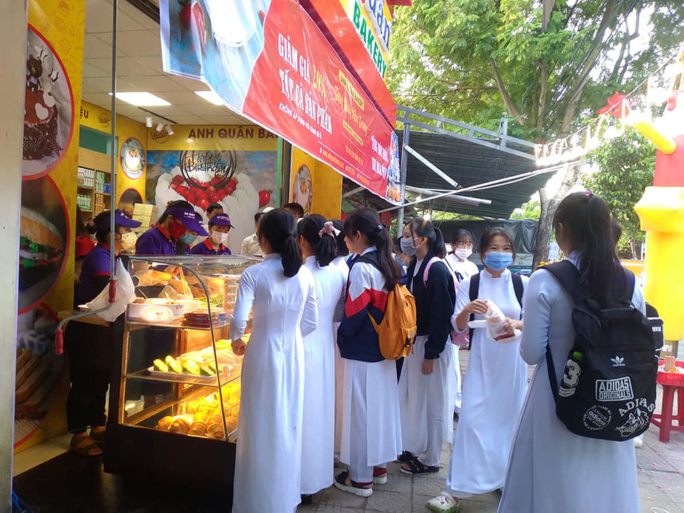 Một ổ bánh mì đầy đặn nhân tại Anh Quân Bakery