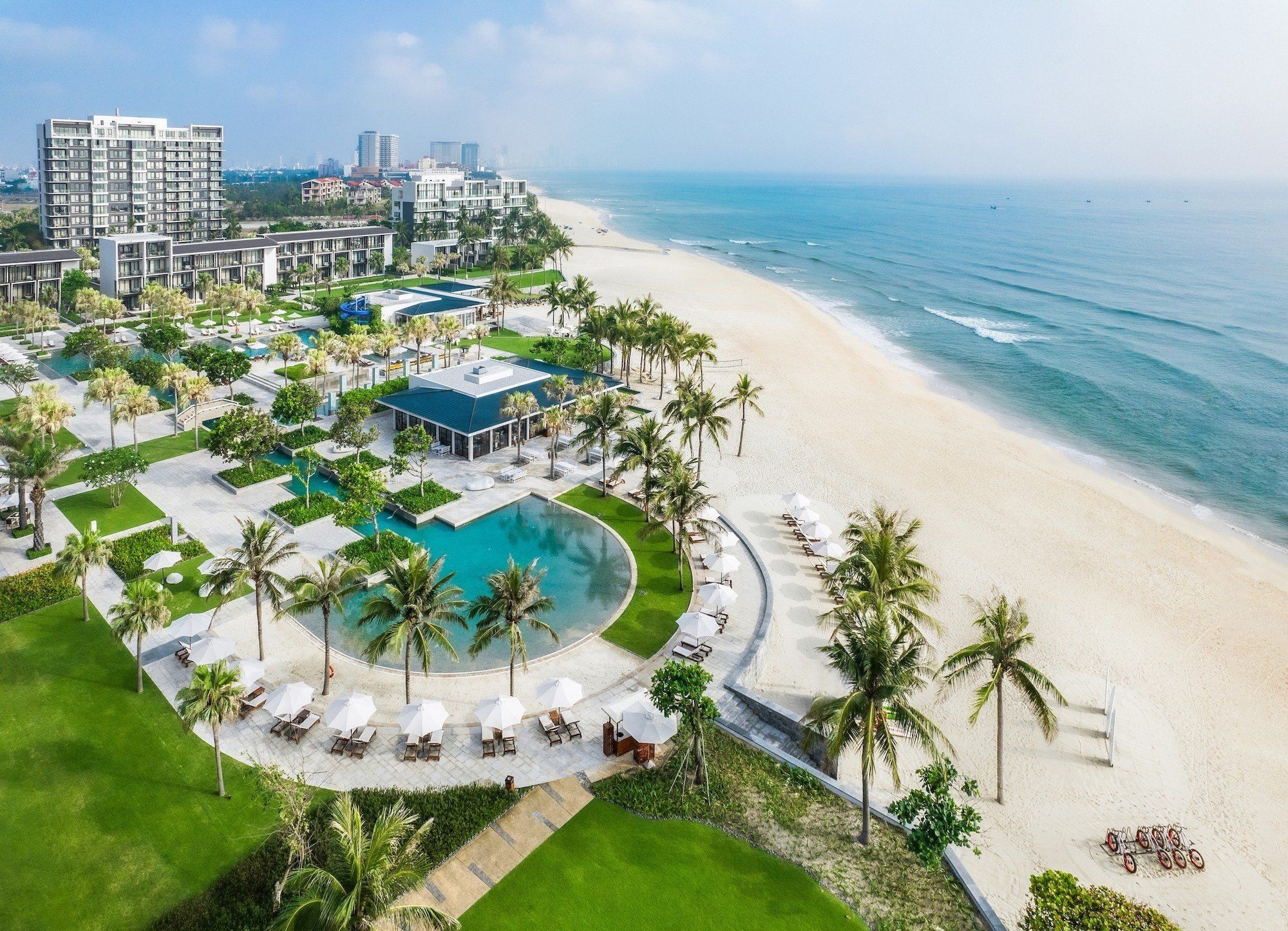 Bãi biển Đà Nẵng yên bình vào mùa thấp điểm