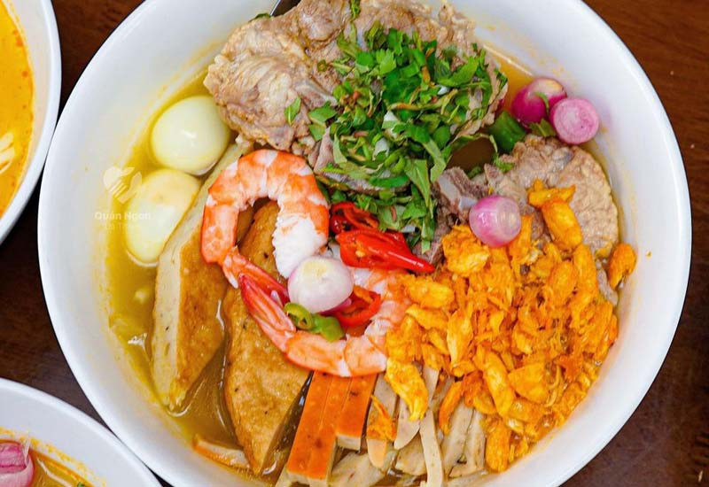 Tô bánh canh “ú ụ” topping, ăn là thích mê