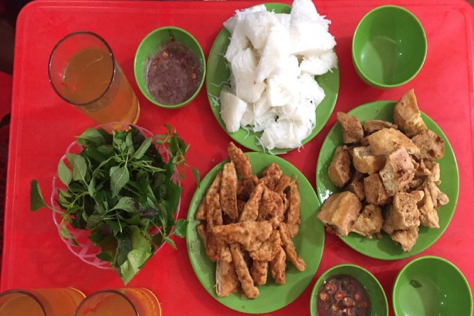 Bún đậu Gốc Đa Hoàn Kiếm thường ăn kèm chả cốm rán giòn, đậu ngon cùng rau thơm