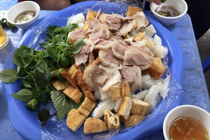 Quán bún đậu Hoàn Kiếm Ngõ Tràng Tiền là quán vỉa hè siêu đông khách