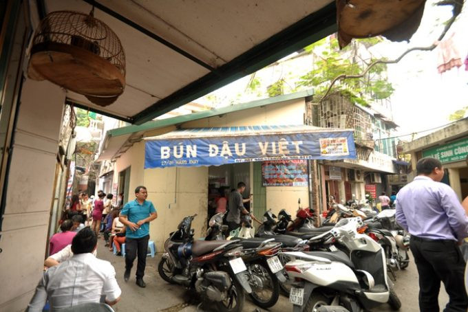 Bún đậu Việt là quán bún đậu Hàng Khay khá dễ tìm gần Hồ Gươm