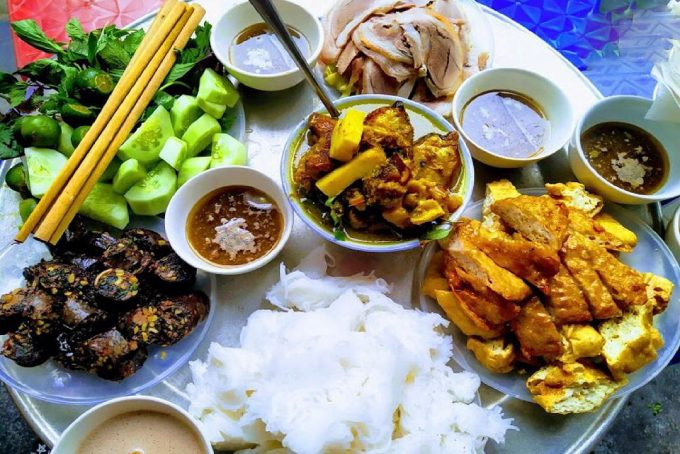 Bún đậu phố cổ quán Yến có nem cuốn tay ngay tại chỗ hấp dẫn