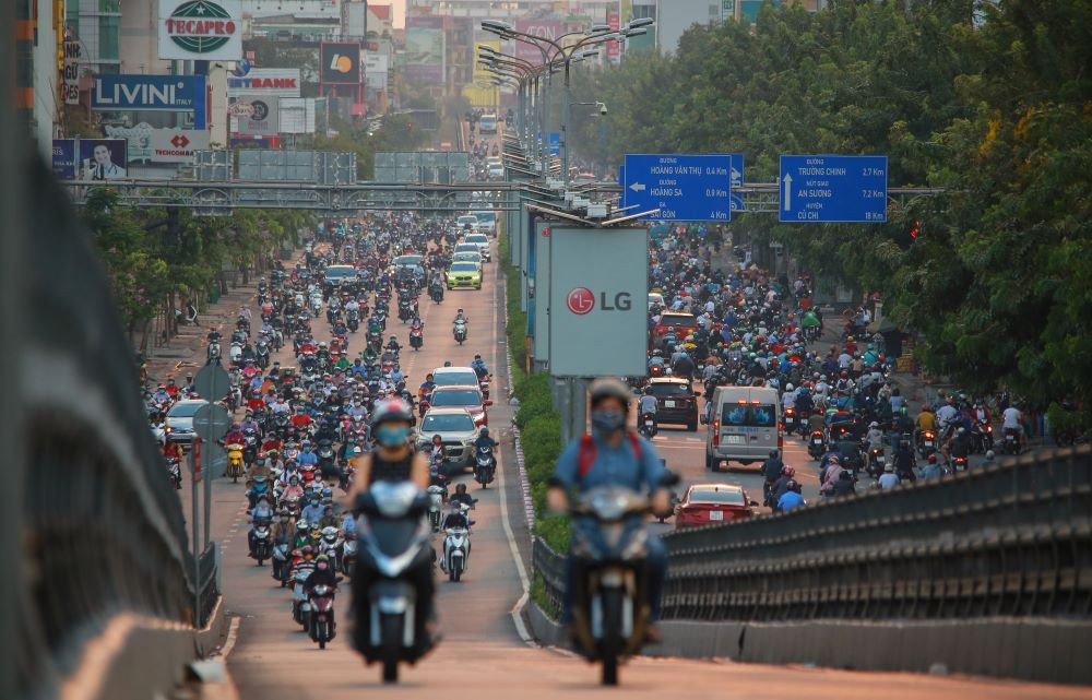 Di chuyển đến các quán mì Quảng Quận 3 bằng phương tiện cá nhân (Ảnh: Sưu tầm Internet)