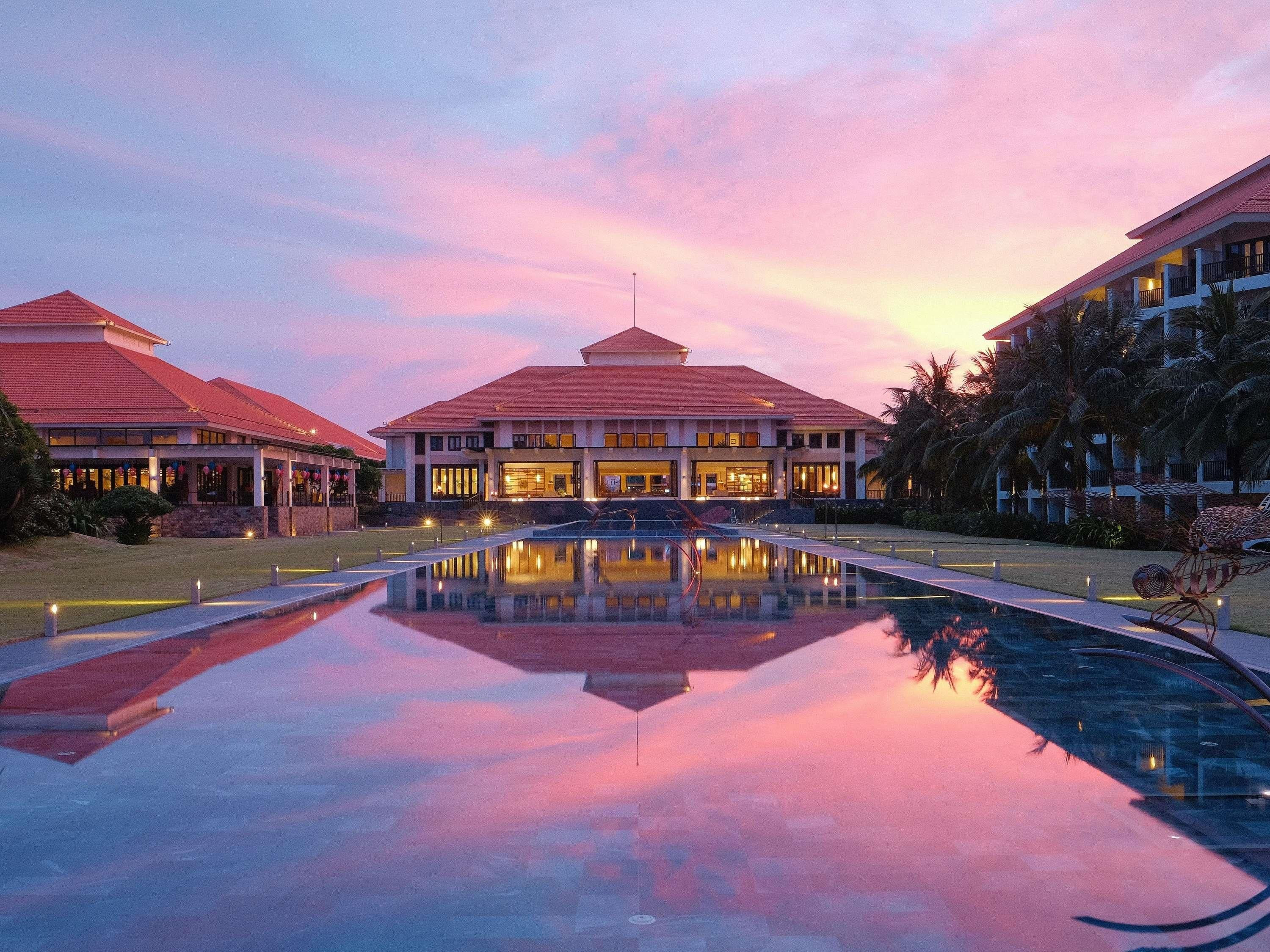 Toàn cảnh resort bên bãi biển tại Pullman Danang Beach Resort