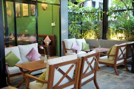 Nhân viên phục vụ nhiệt tình tại Nhà hàng Nón Lá