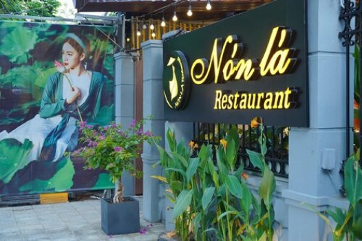 Nhà hàng Nón Lá với không gian sân vườn xanh mát