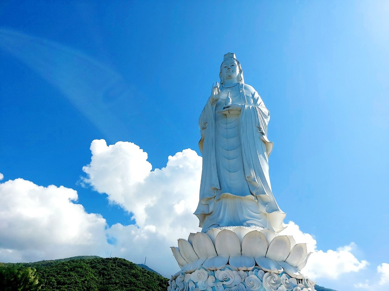 Tượng Phật Quan Thế Âm Bồ Tát - Điểm nhấn trong không gian tâm linh chùa Linh Ứng Bãi Bụt.