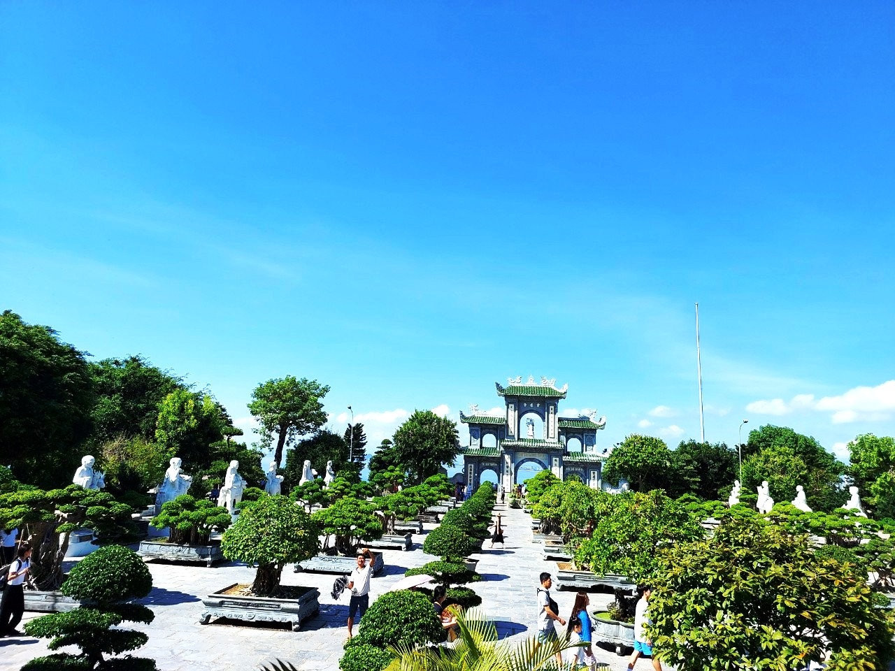 Sân chùa là không gian xanh mát và khoảng không bao la vô tận.